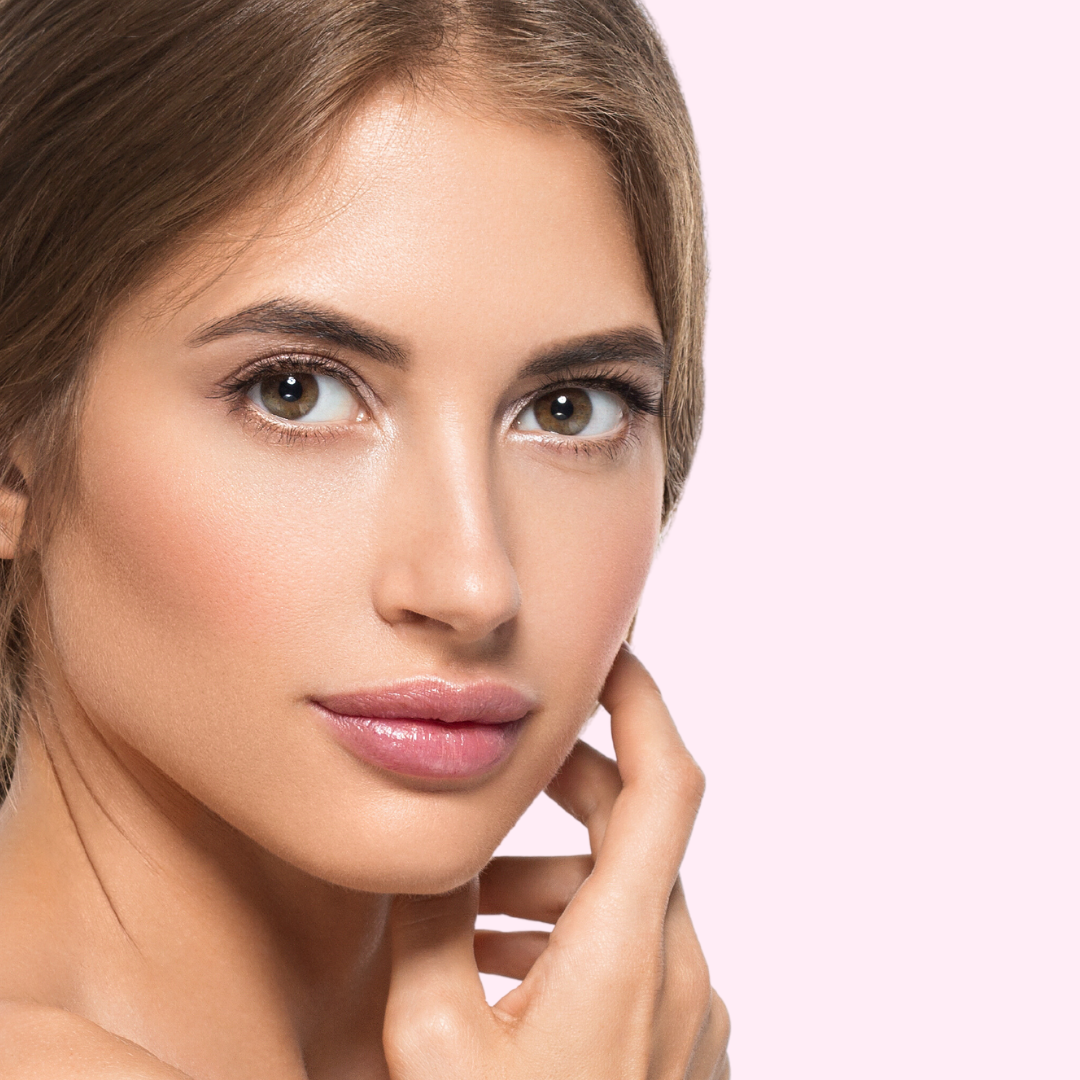 woman with round eye shape and vegan lashes close up